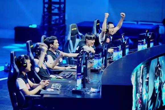 罗云熙与LPL四支出征队伍合照：LPL加油出征顺利，等凯旋！